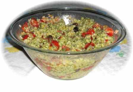 Insalata fatto e orzo con pesto