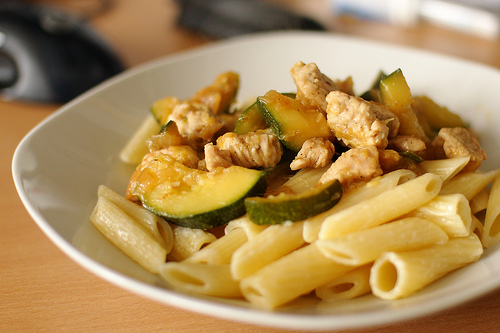 Pasta con zucchine e pollo