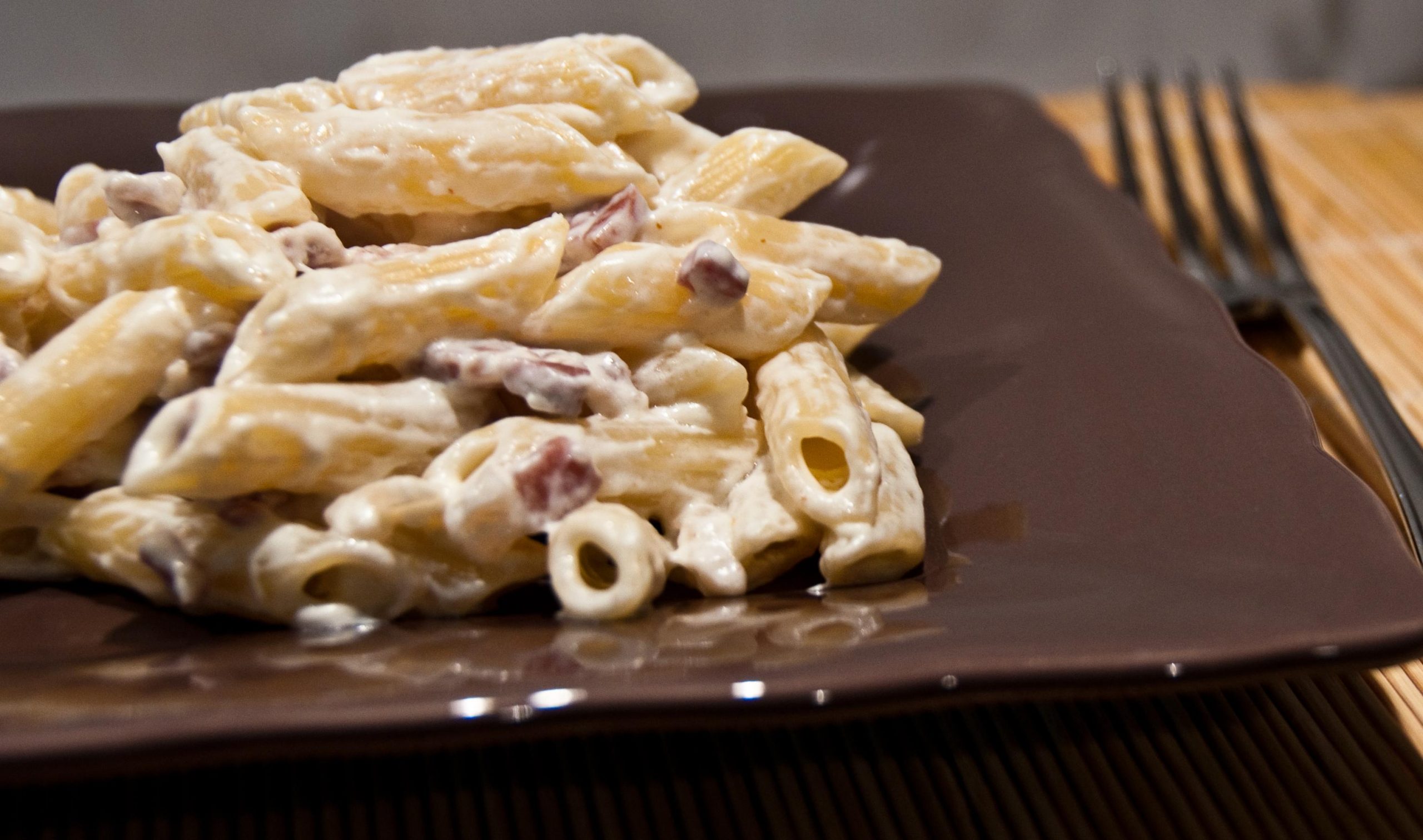 Penne panna e speck, la ricetta con lo zafferano