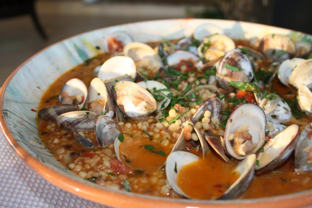 Fregola con arselle, carciofi e salsiccia