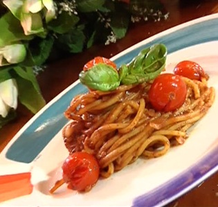 Spaghetti con pomodori e pte olive