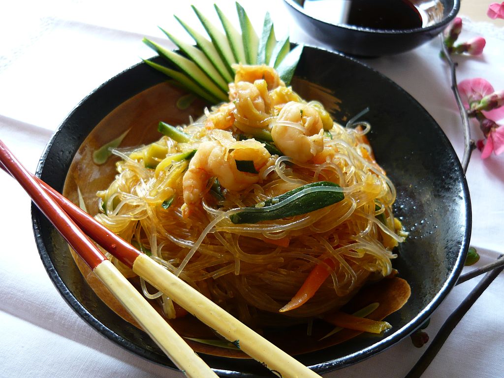 Spaghetti di soia con verdure e gamberi
