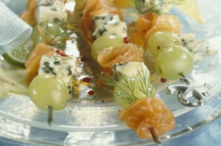 Spiedini con salmone, uva e formaggio