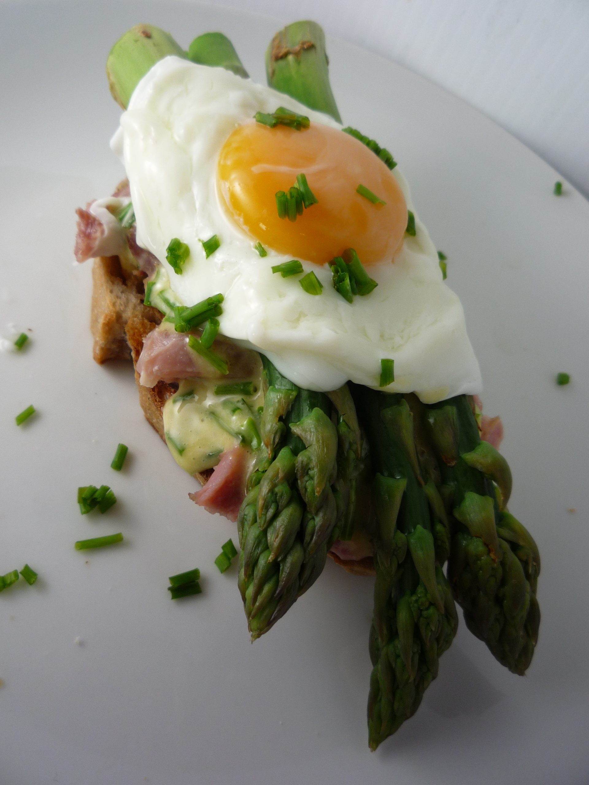 Asparagi con uova e pancetta