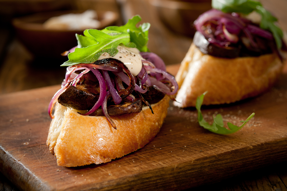 bruschette con formaggio e cipolle caramellate