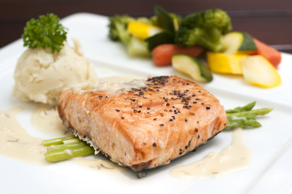 filetto di salmone con asparagi
