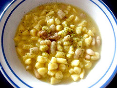 Zuppa di gnocchi di polenta con fagioli