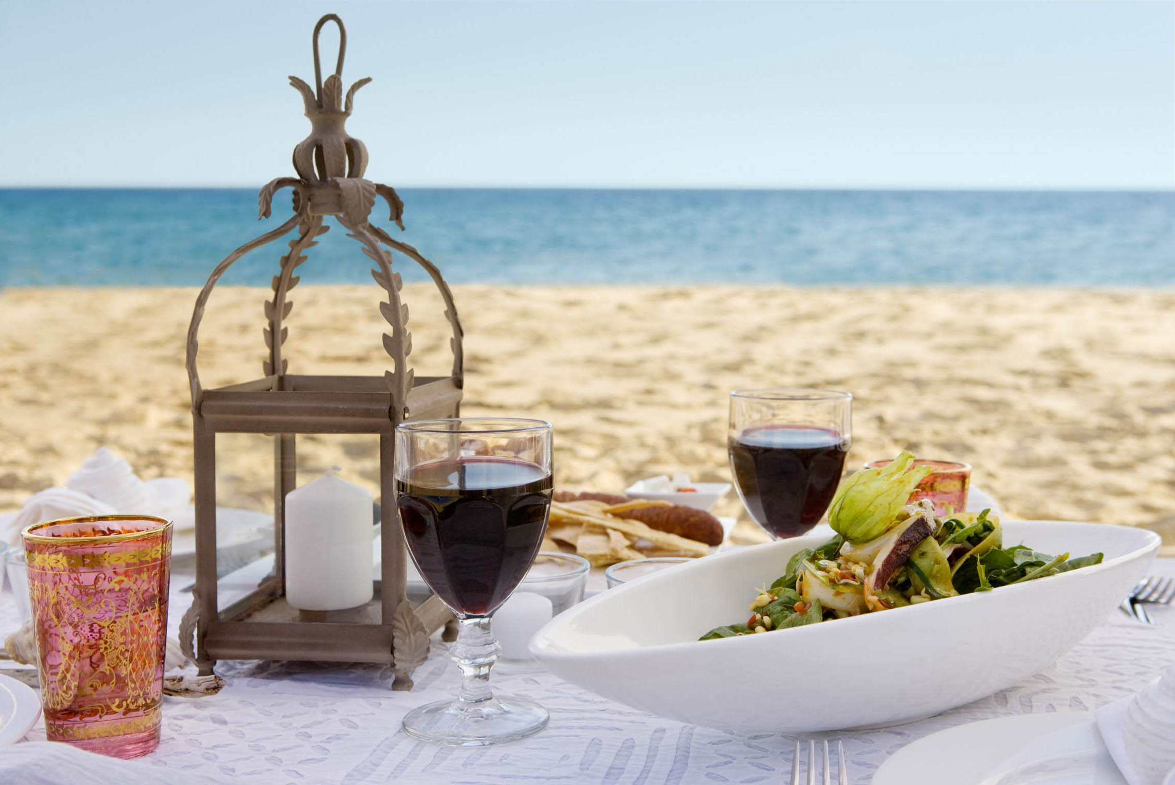 Come organizzare un aperitivo in spiaggia: tante idee e ricette gustose