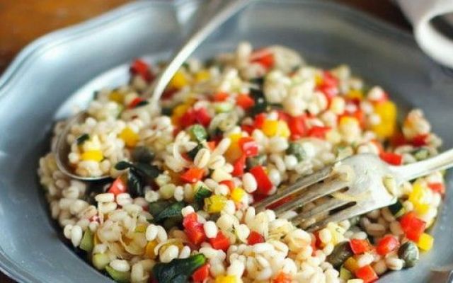 Insalata d’orzo con verdure