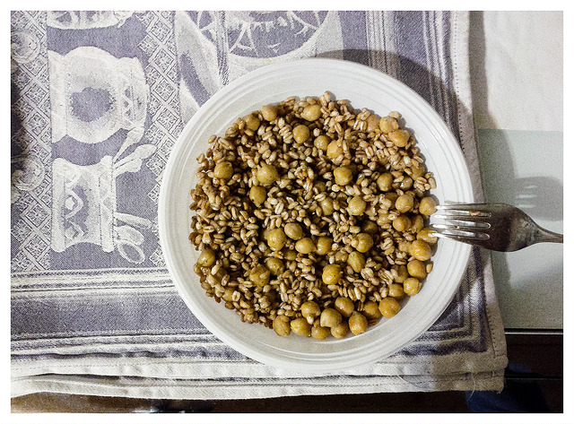 Insalata d'orzo con ceci