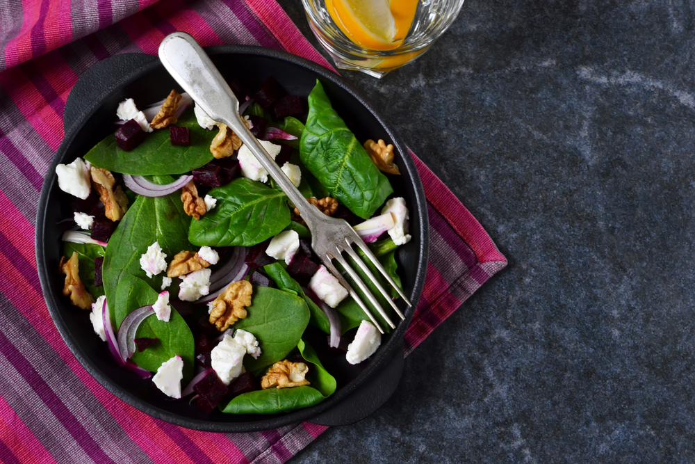 Insalata di germogli di spinaci, pere, noci e pecorino