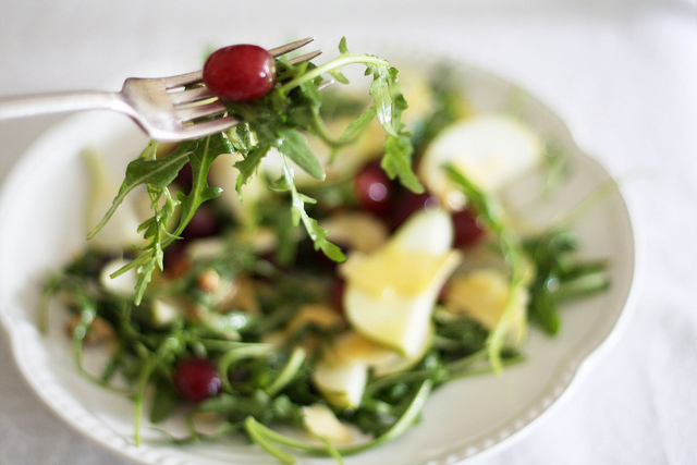 Insalata con uva, caprino e noci