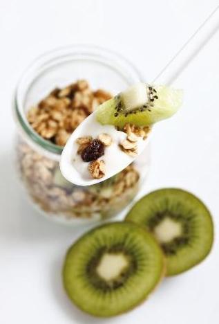 Macedonia con kiwi, yogurt e cereali