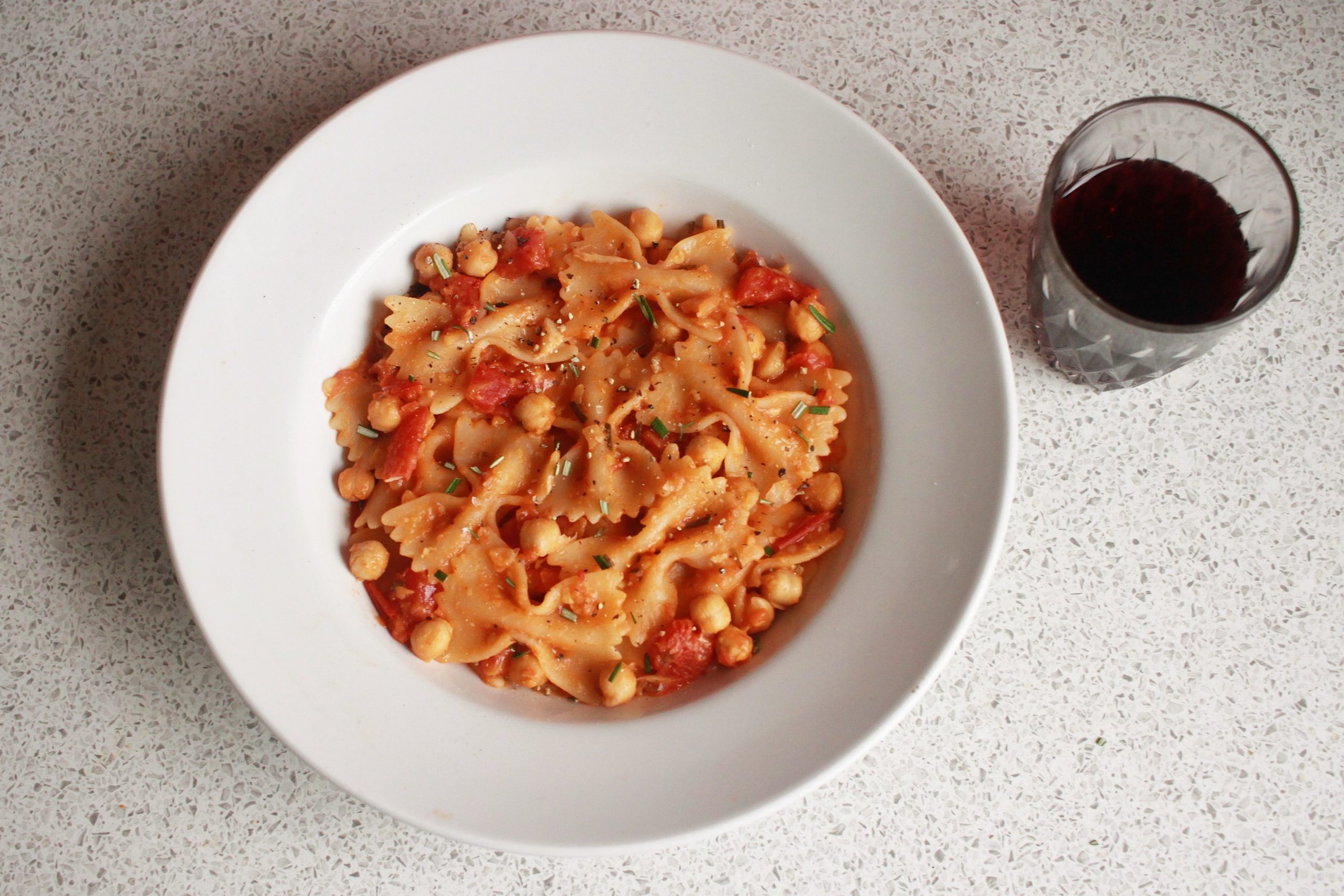 Pasta fredda con ceci, pomodorini e tonno