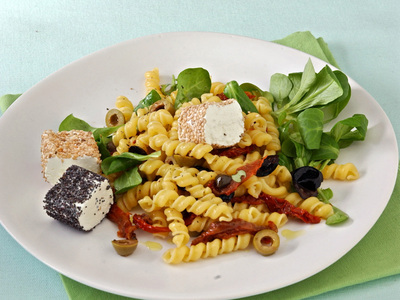 Pasta fredda con caprini e pomodori secchi