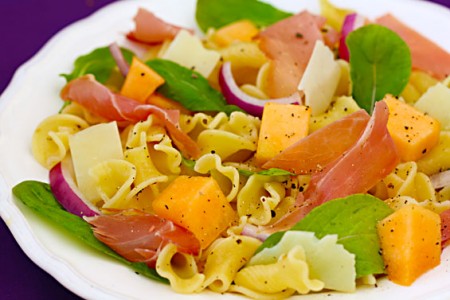 Pasta fredda con melone e prosciutto crudo