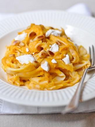 Pasta con pinoli e maggiorana