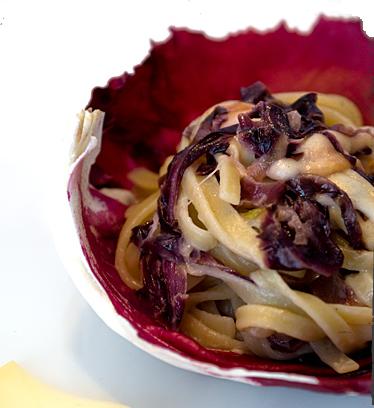 Tagliatelle al radicchio e scamorza