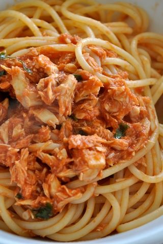 Pasta con sugo al tonno e acciughe