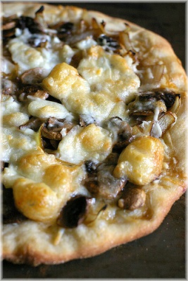 Pizza con cipolle e stracchino