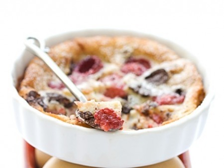 Clafoutis con frutti rossi e cioccolato fondente