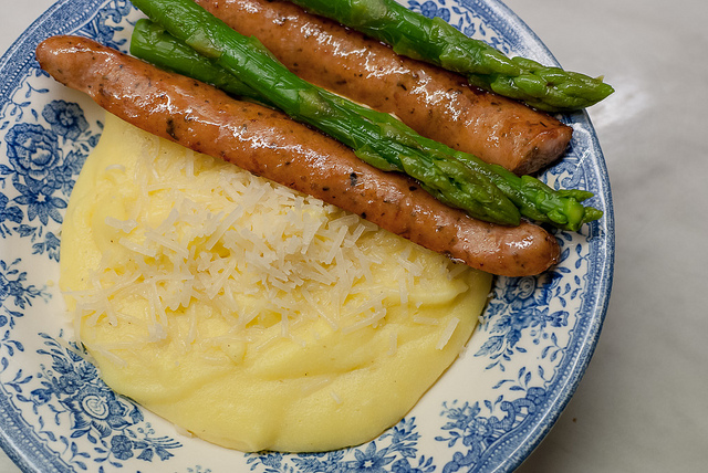 Polenta e salsiccia in bianco