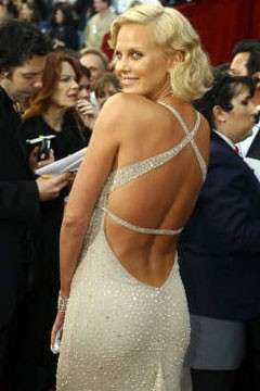 abito schiena scoperta charlize theron