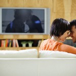 coppia guarda film romantico