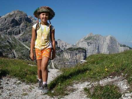 bambina sulle dolomiti