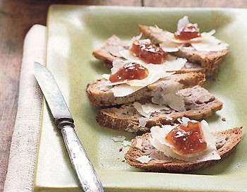 Ricette autunnali: crostini con marmellata di fichi e parmigiano