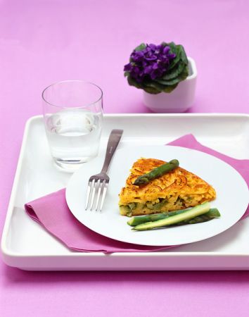 Ricette Festa della donna: frittata di spaghetti e asparagi