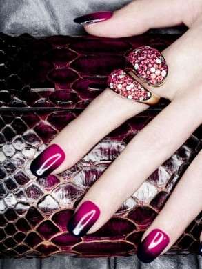 Smalto per unghie rosa e nero