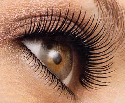 ciglia con mascara