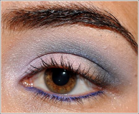 trucco occhi blu e viola intenso