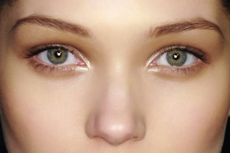 Sopracciglia perfette: come depilarle da sole senza fare errori