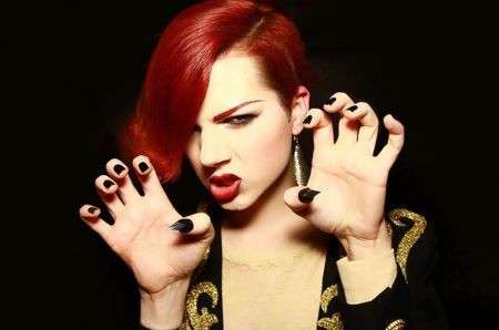 Modella Nail Quills di Illamasqua