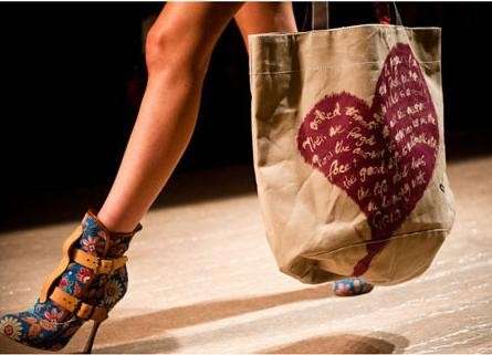 Vivienne Westwood Africa Bags sfilata