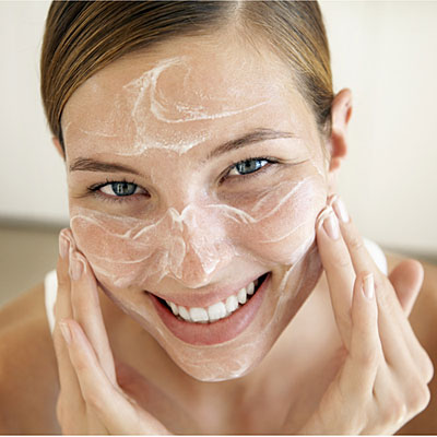 cura viso fare lo scrub