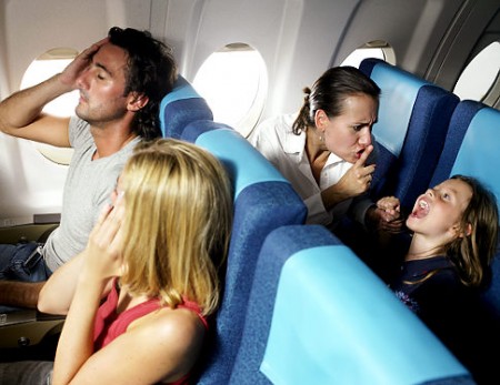 Bambini fastidiosi in aereo