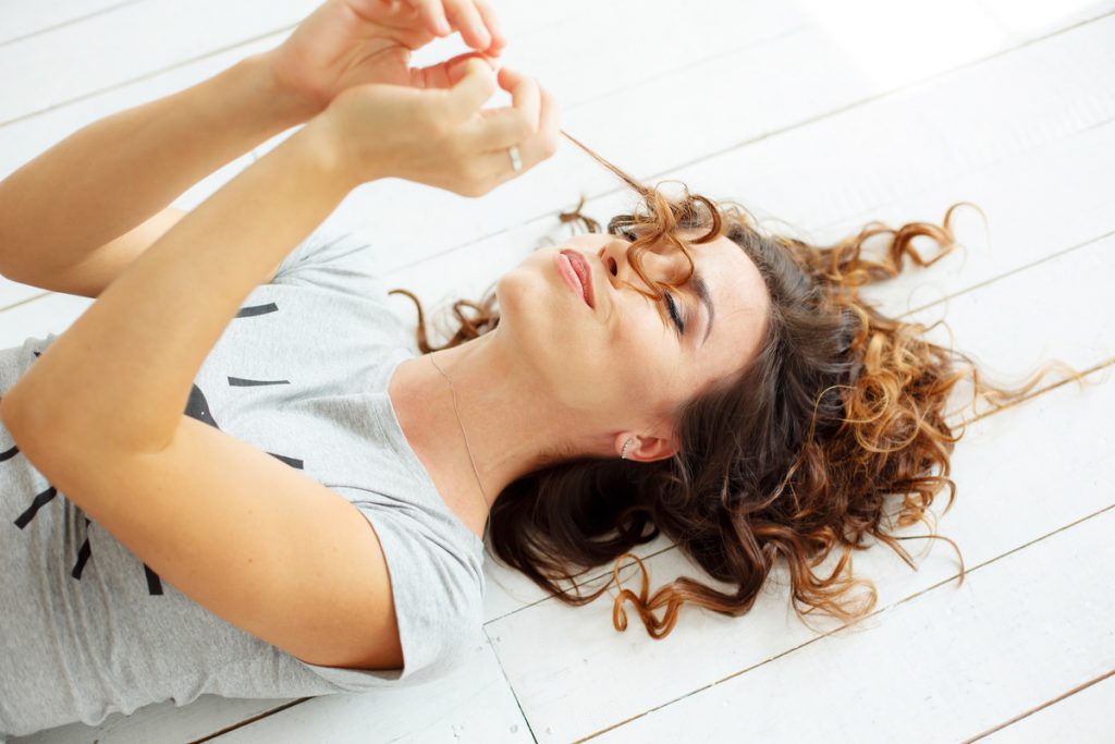 Ragazza con capelli ricci