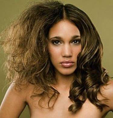 Capelli crespi o con forfora: cause e cure