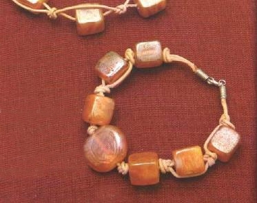 Bracciale di cuoio intrecciato e perle cubiche