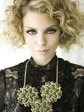 Annalynne Mccord capelli