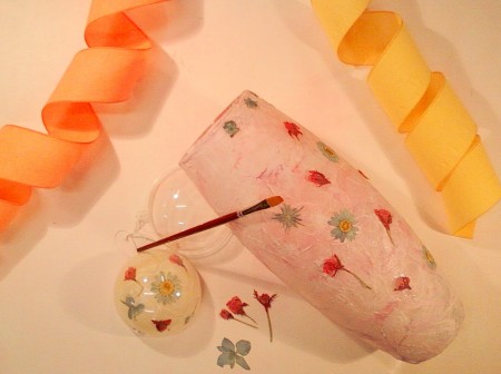 decoupage con fiori secchi su vaso di vetro