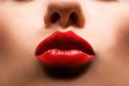 Come e quando indossare il rossetto rosso, il must della stagione!