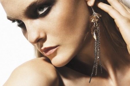 Coco Rocha e Senhoa creano gioielli chiarity per la Cambogia