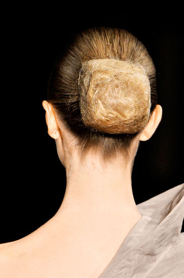 Acconciature capelli, uno chignon stravagante tutto da copiare