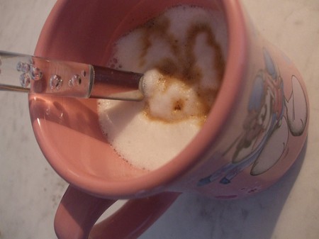 Lavoretti per bambini, decoupage con i loro eroi sulla tazza da colazione