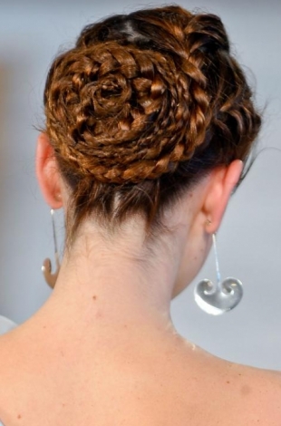 Acconciature capelli lunghi, una treccia-chignon elegante per la primavera