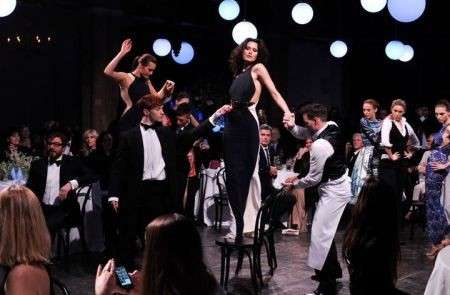 Parata di star per Stella McCartney alla London Fashion Week, e le modelle ballano sui tavoli: foto e video
